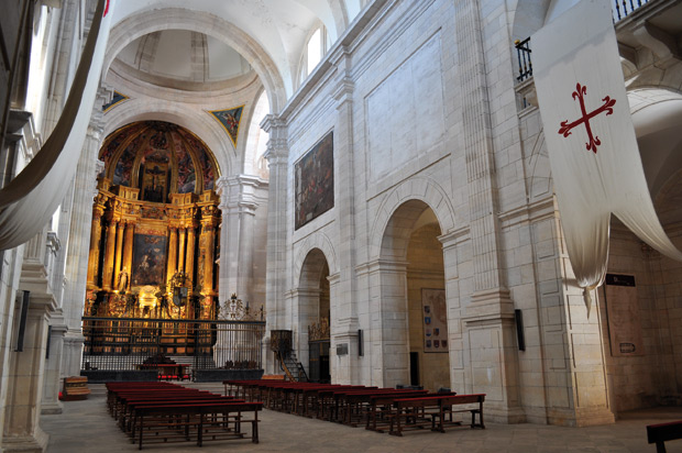 Interior-iglesia-lateral